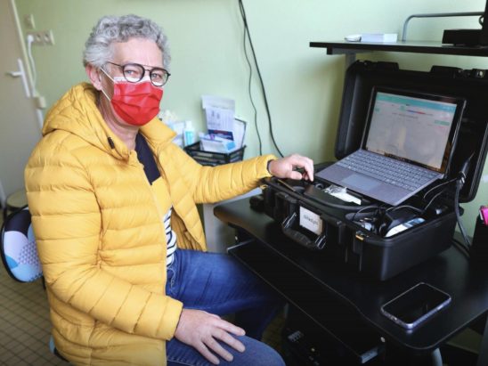 Infirmière avec mallette